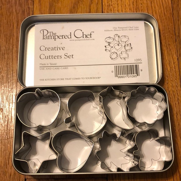 Pampered Chef Creative Cutters Set of 8 Mini Metal Cookies Cutters NEW - Picture 1 of 4